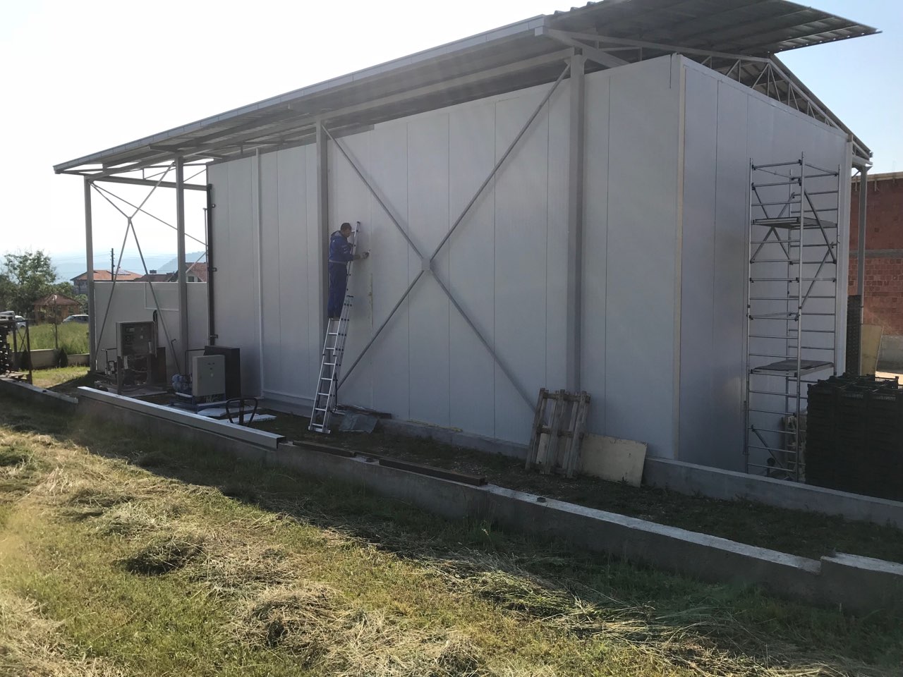 Delivery of stationary refrigeration unit to Banković farm